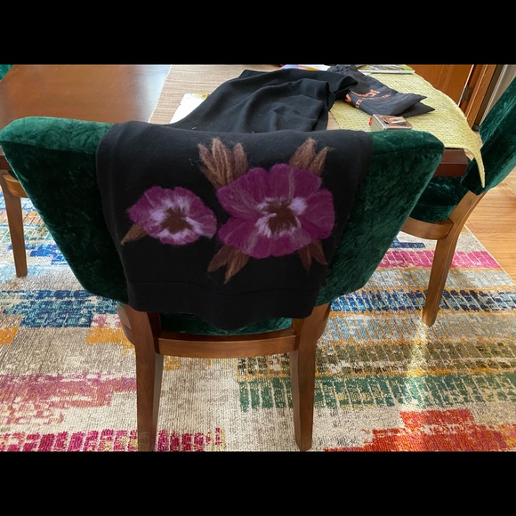 Beautiful, long, black scarf with floral wool design - Picture 6 of 9